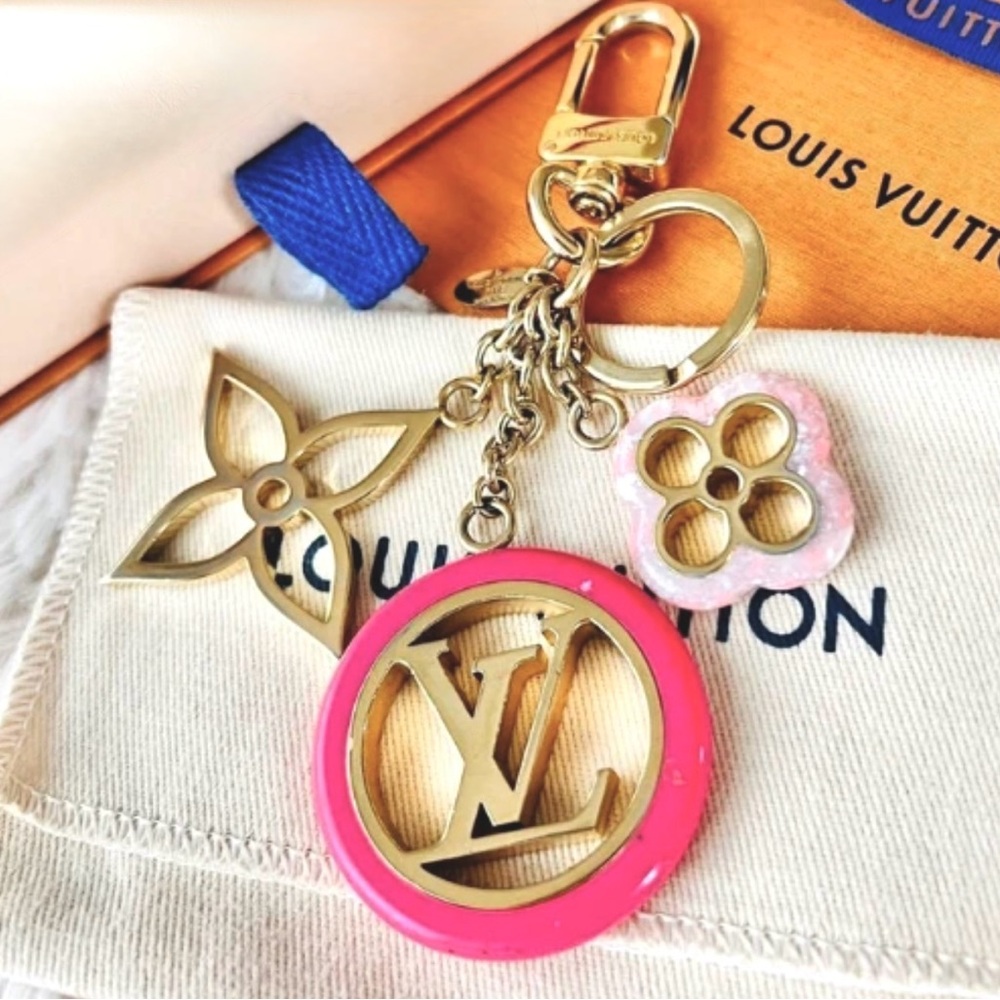 Louis Vuitton Flower Color Line Key Holder Bag Charm
Model M64525
Serial DP1109
